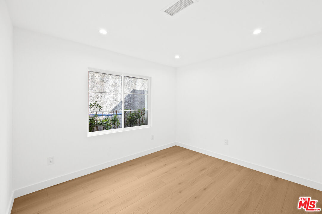 2326 S Dunsmuir Ave Unit: 1/2