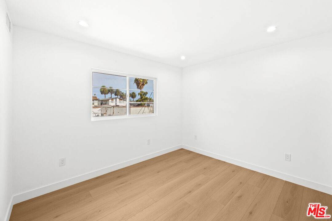 2326 S Dunsmuir Ave Unit: 1/2