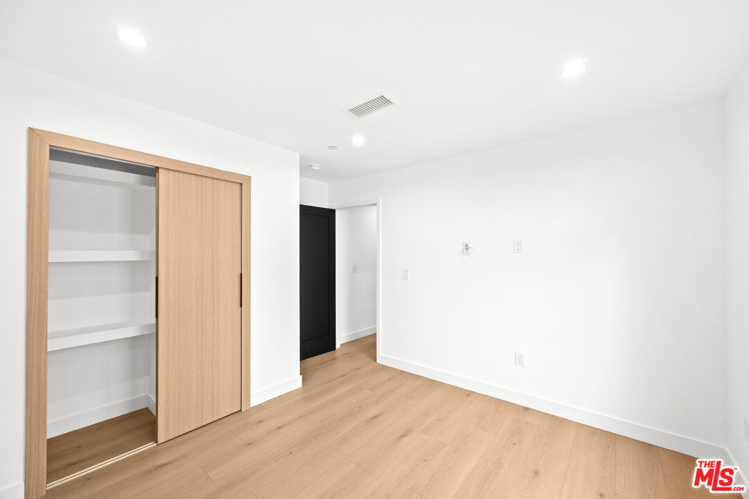 2326 S Dunsmuir Ave Unit: 1/2