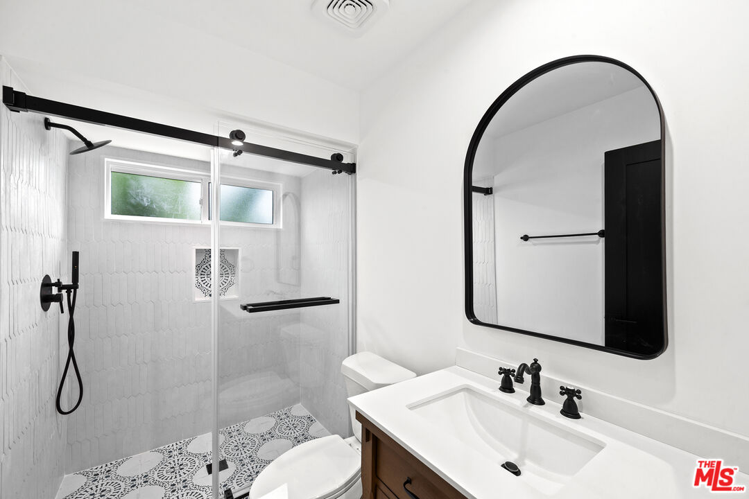 2326 S Dunsmuir Ave Unit: 1/2