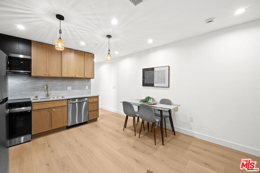 2326 S Dunsmuir Ave Unit: 1/2