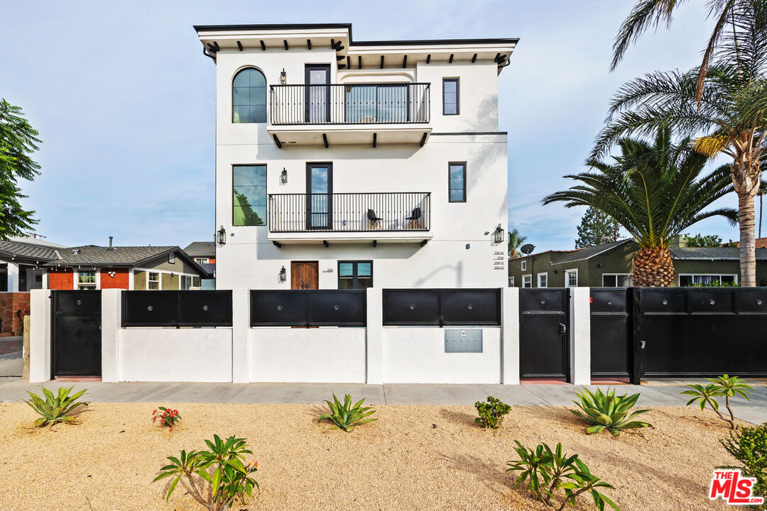 2326 S Dunsmuir Ave Unit: 1/2