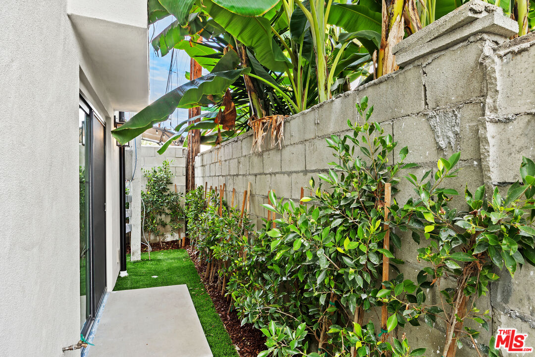 2326 S Dunsmuir Ave Unit: 1/2