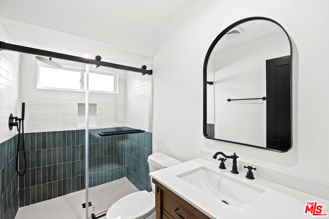 2326 S Dunsmuir Ave Unit: 1/2