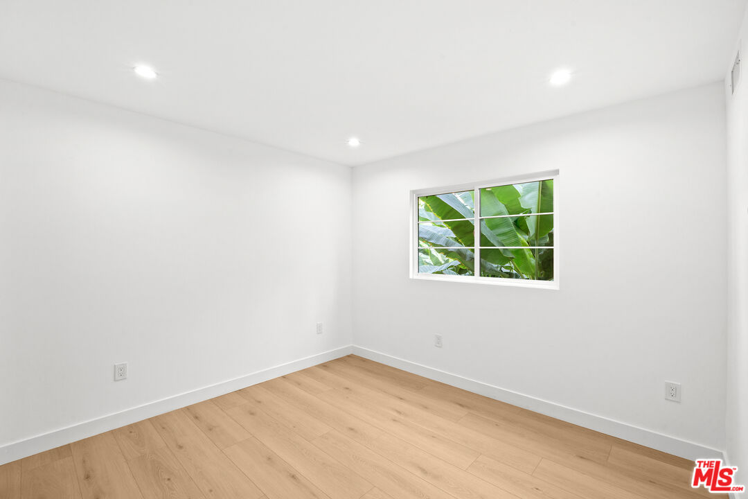 2326 S Dunsmuir Ave Unit: 1/2