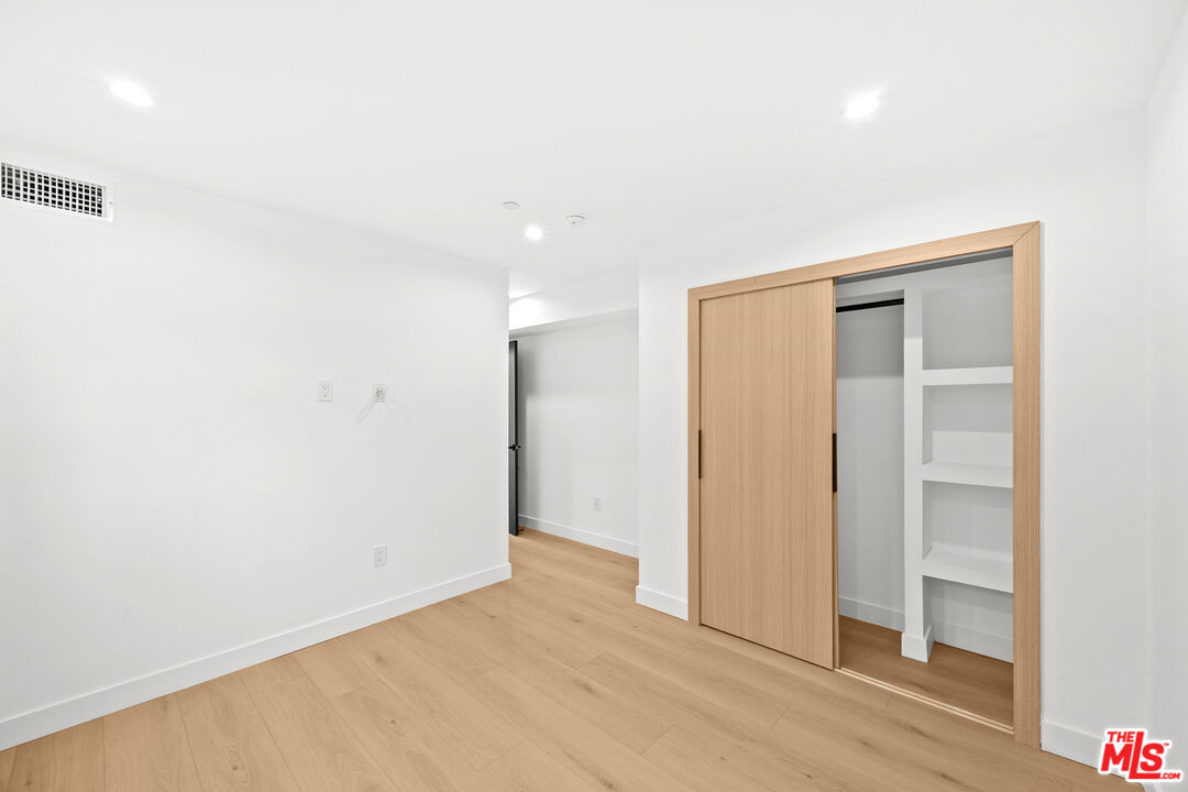 2326 S Dunsmuir Ave Unit: 1/2