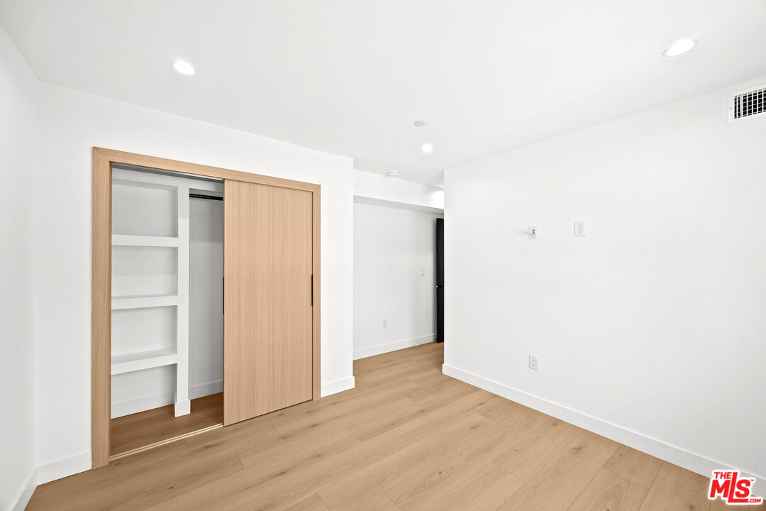 2326 S Dunsmuir Ave Unit: 1/2