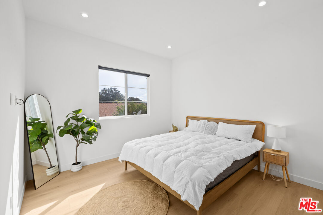 2326 S Dunsmuir Ave Unit: 1/4