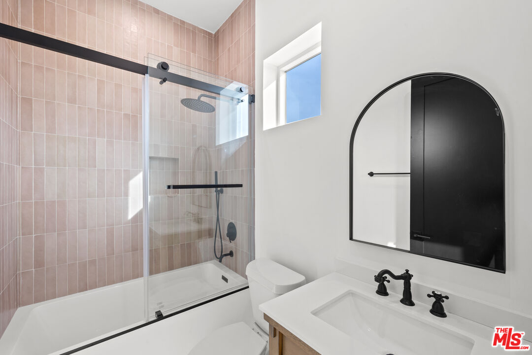 2326 S Dunsmuir Ave Unit: 1/4