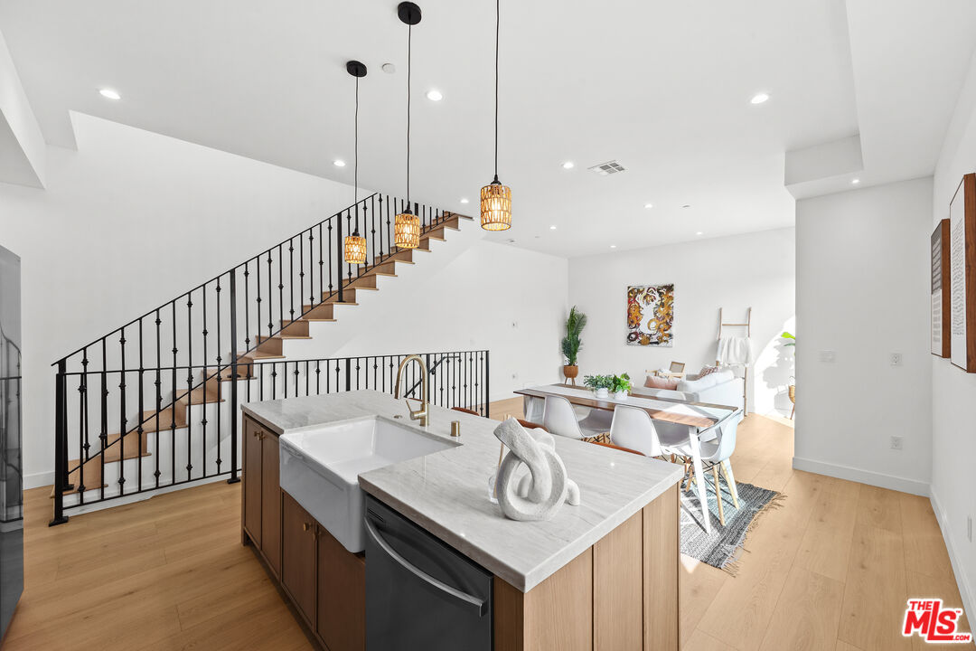 2326 S Dunsmuir Ave Unit: 1/4