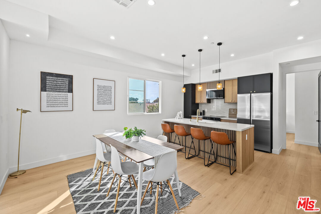 2326 S Dunsmuir Ave Unit: 1/4