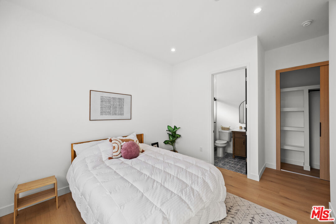 2326 S Dunsmuir Ave Unit: 1/4