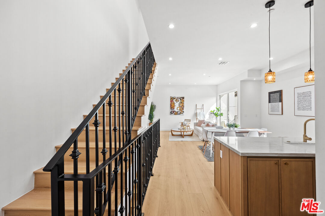 2326 S Dunsmuir Ave Unit: 1/4