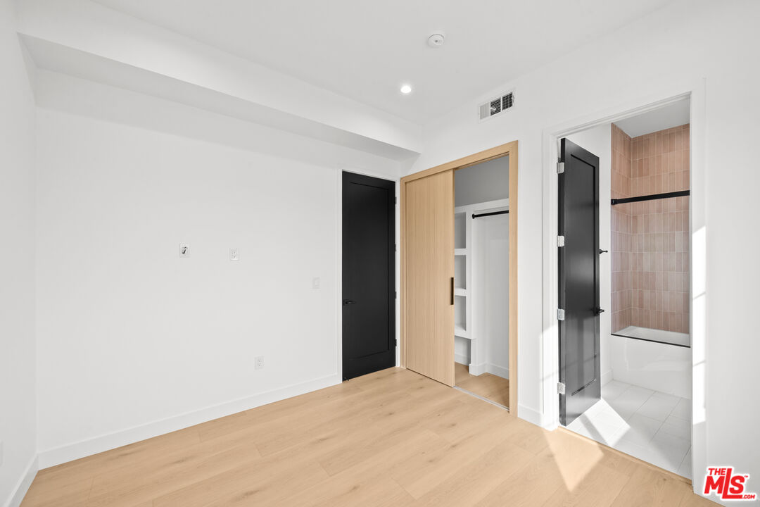 2326 S Dunsmuir Ave Unit: 1/4