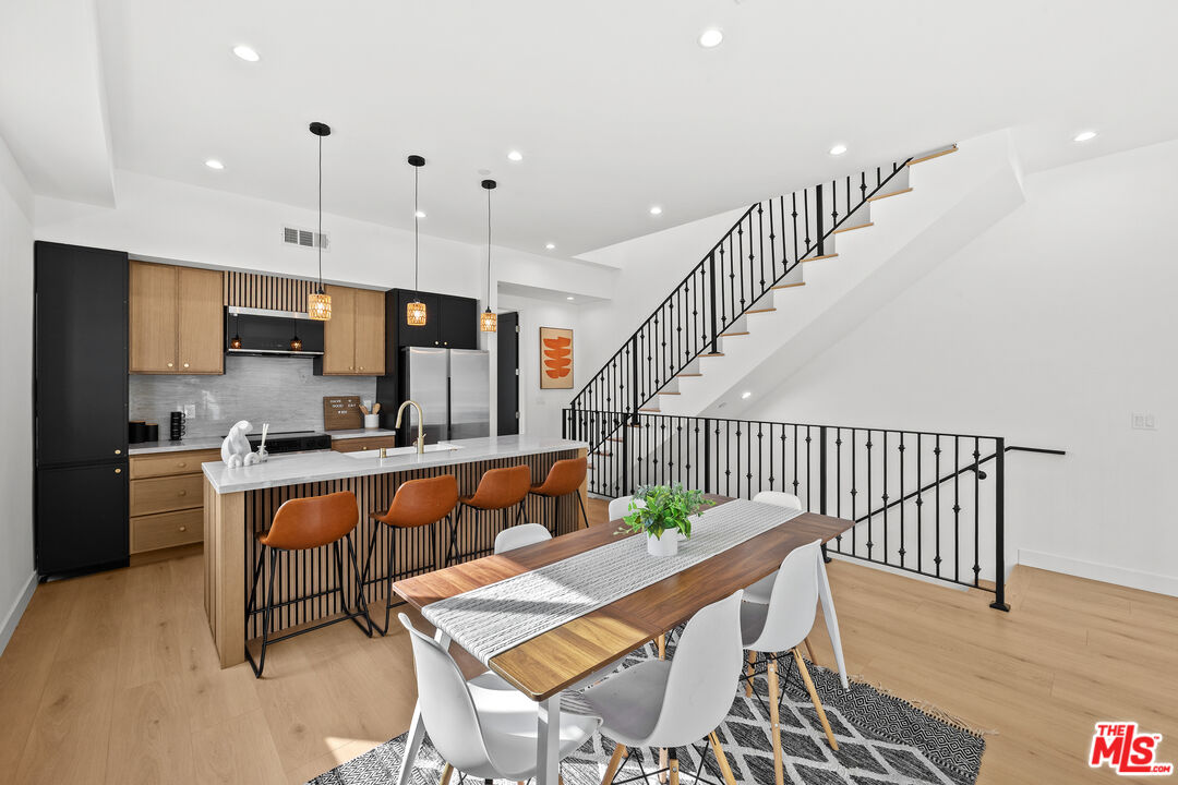 2326 S Dunsmuir Ave Unit: 1/4