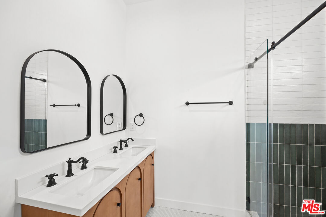 2326 S Dunsmuir Ave Unit: 1/4