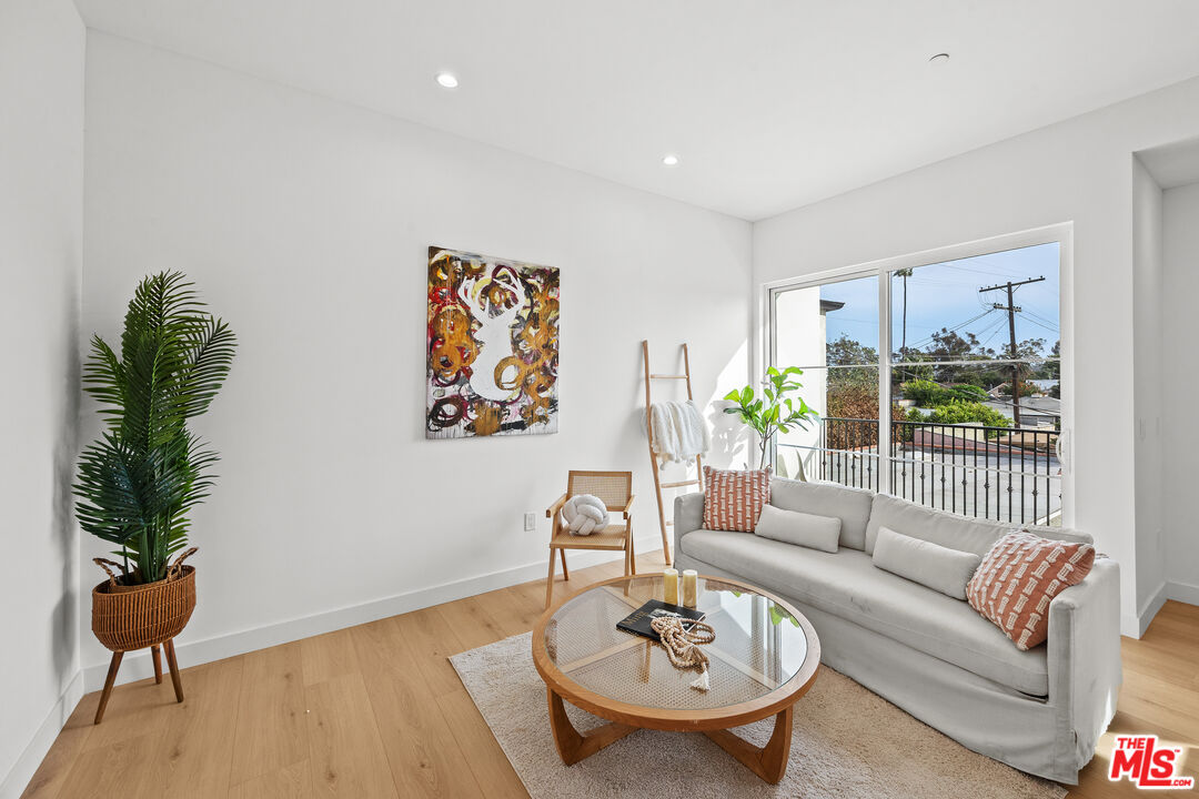 2326 S Dunsmuir Ave Unit: 1/4