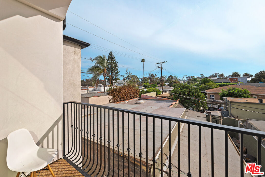 2326 S Dunsmuir Ave Unit: 1/4