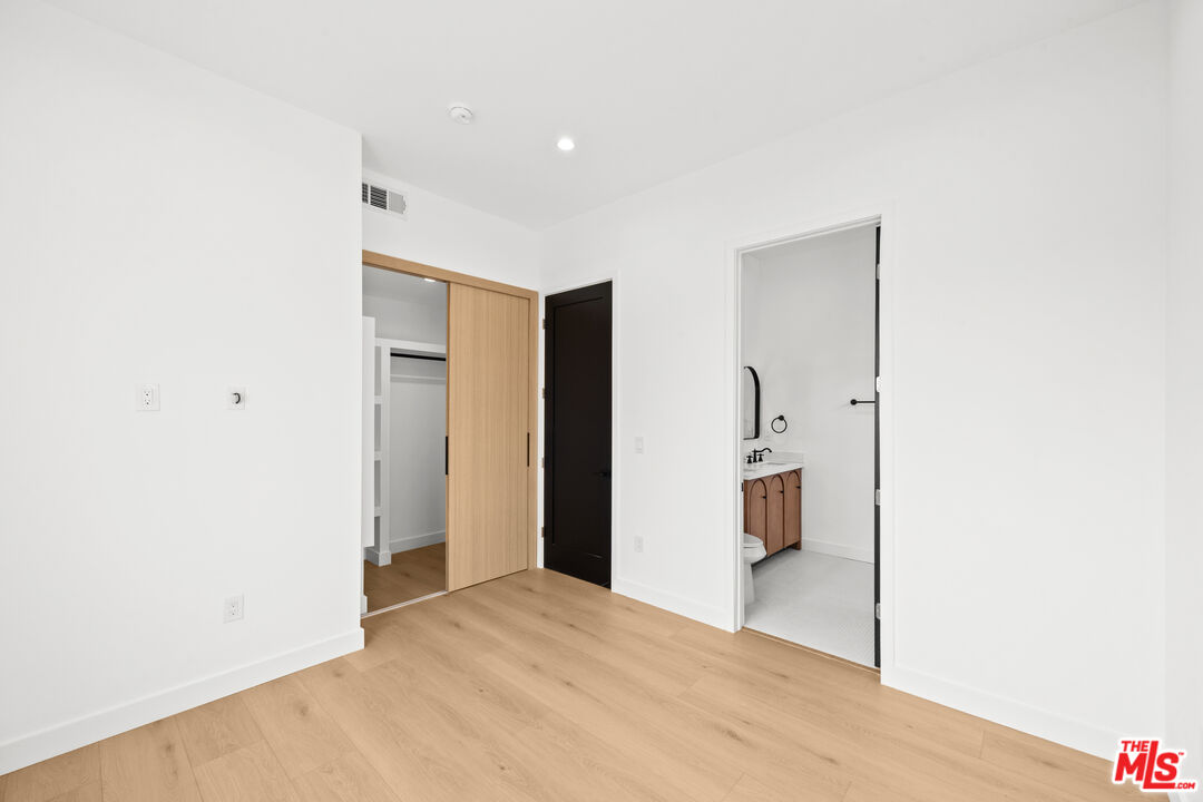 2326 S Dunsmuir Ave Unit: 1/4