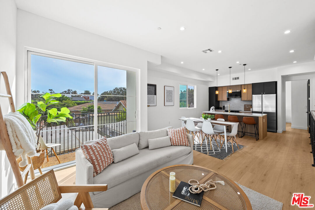 2326 S Dunsmuir Ave Unit: 1/4