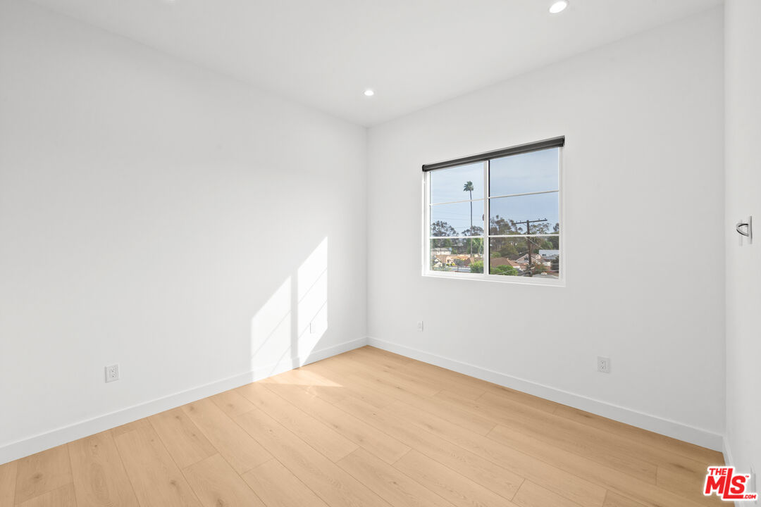 2326 S Dunsmuir Ave Unit: 1/4