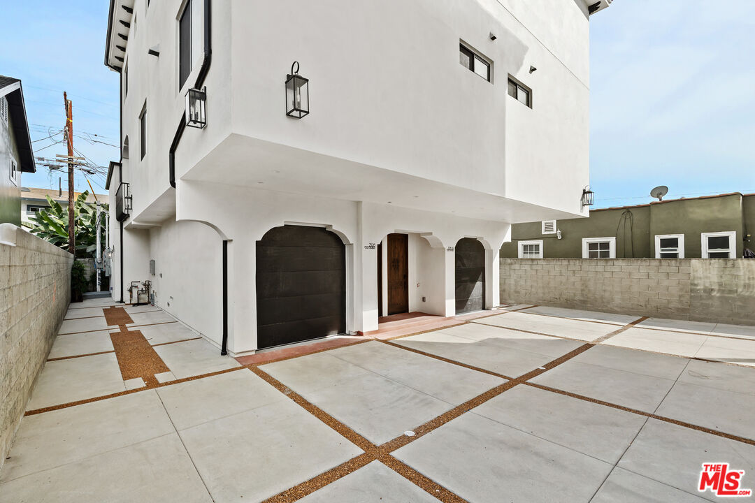 2326 S Dunsmuir Ave Unit: 1/4