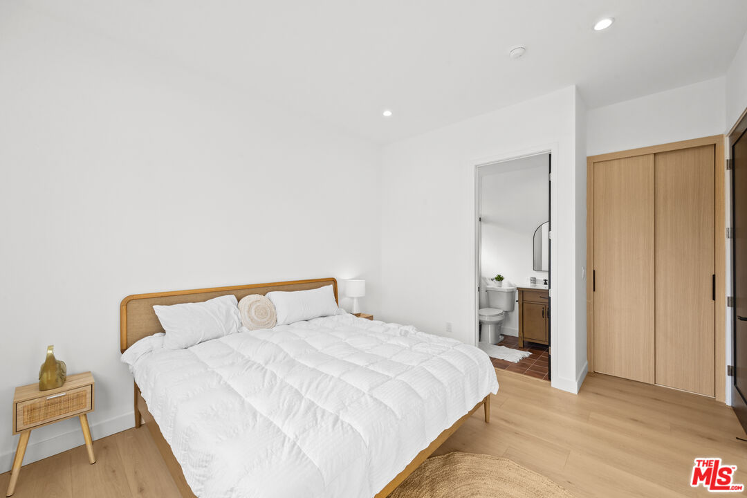 2326 S Dunsmuir Ave Unit: 1/4