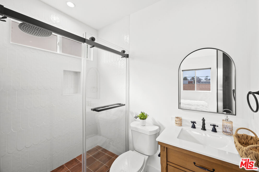 2326 S Dunsmuir Ave Unit: 1/4