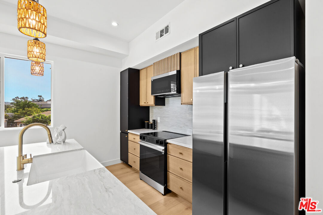2326 S Dunsmuir Ave Unit: 1/4