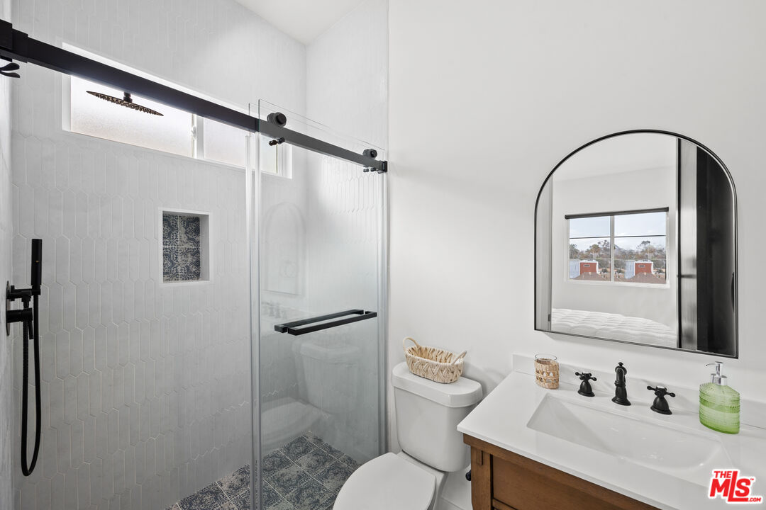 2326 S Dunsmuir Ave Unit: 1/4