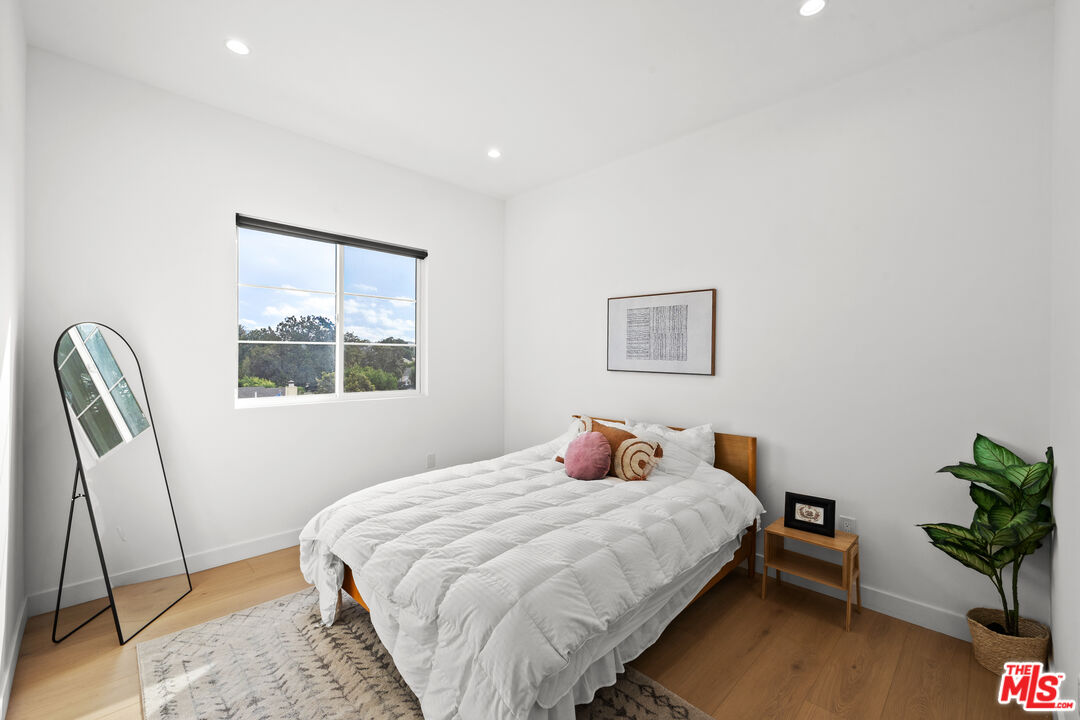 2326 S Dunsmuir Ave Unit: 1/4