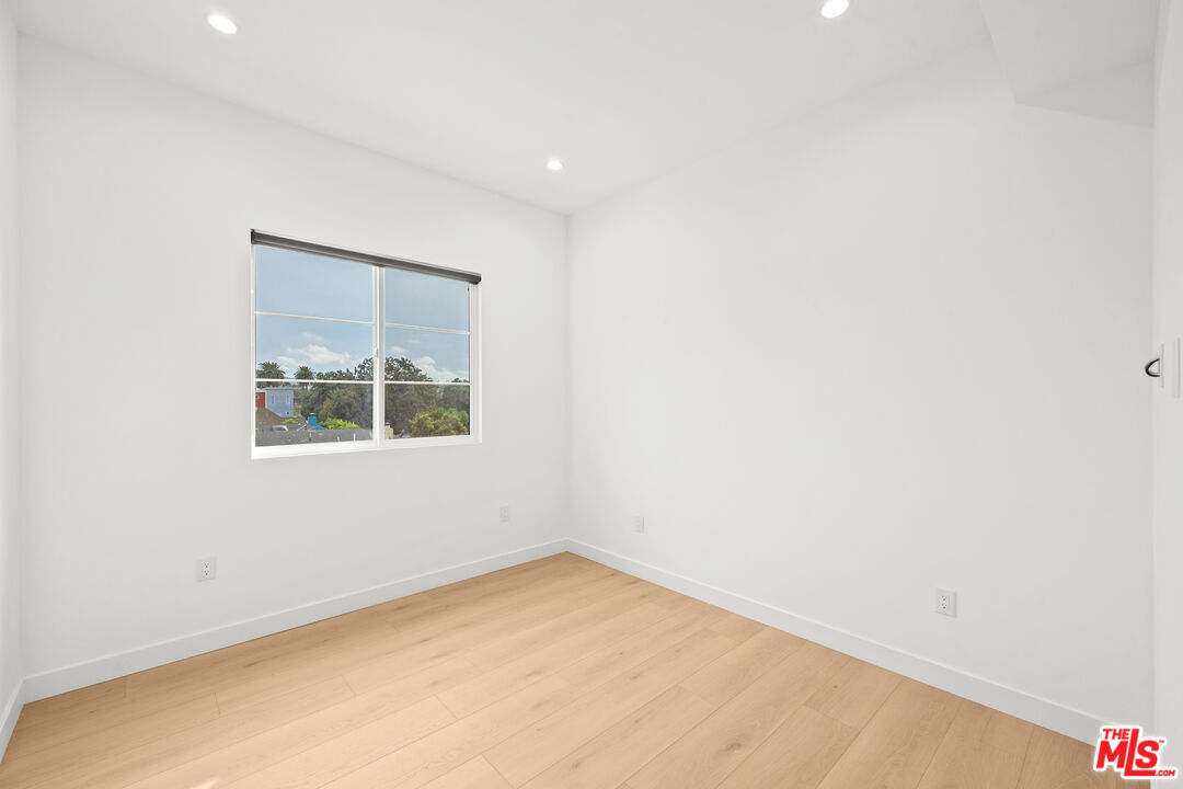 2326 S Dunsmuir Ave Unit: 1/4