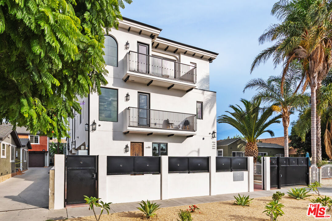 2324 S Dunsmuir Ave Unit: 1/2