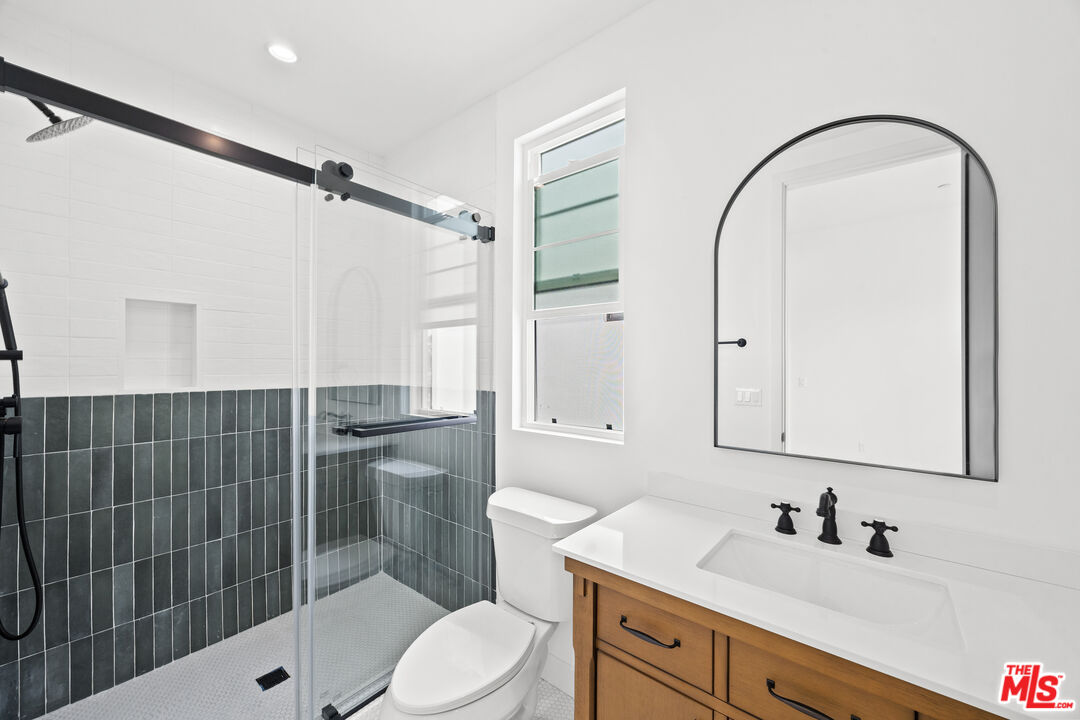 2324 S Dunsmuir Ave Unit: 1/2