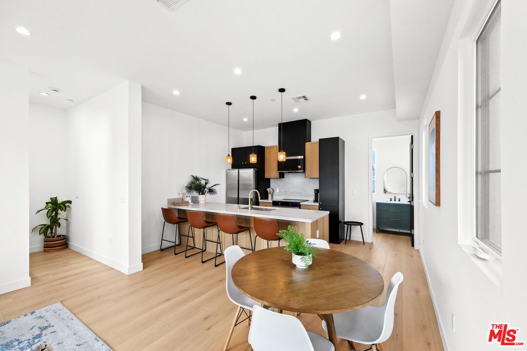 2324 S Dunsmuir Ave Unit: 1/2