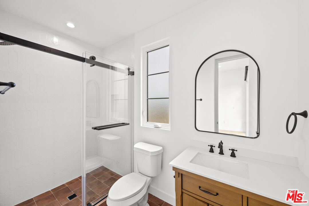 2324 S Dunsmuir Ave Unit: 1/2