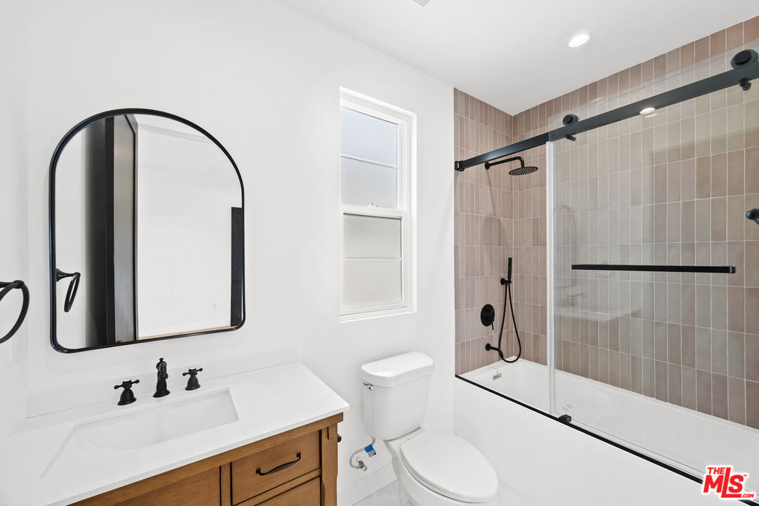 2324 S Dunsmuir Ave Unit: 1/2