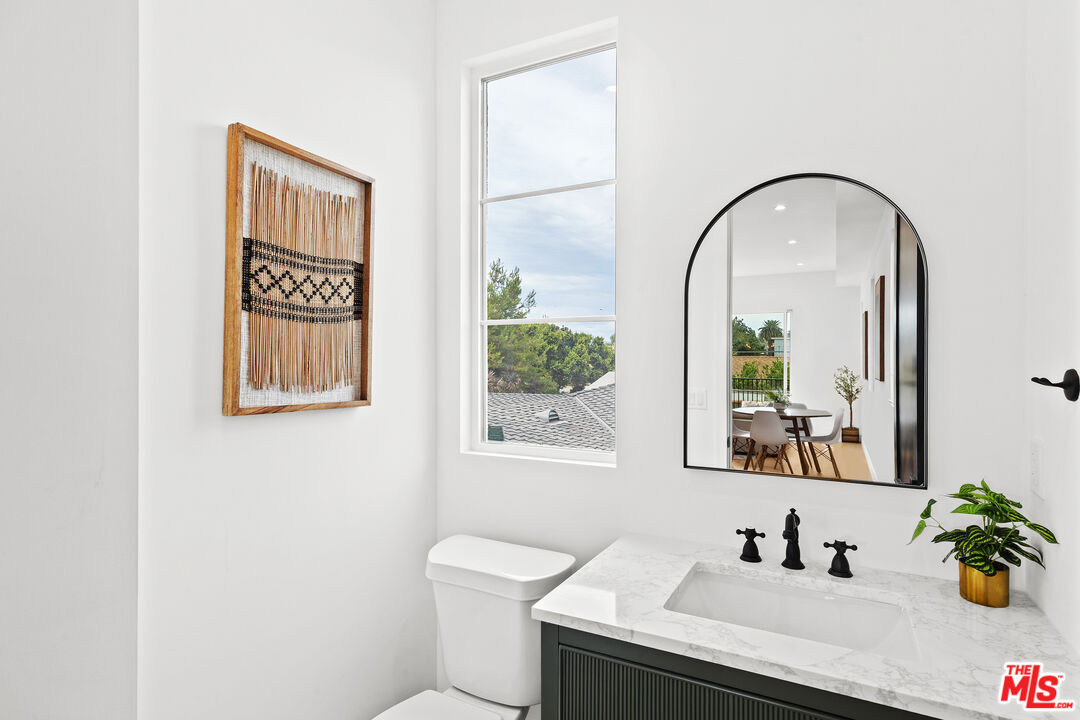 2324 S Dunsmuir Ave Unit: 1/2