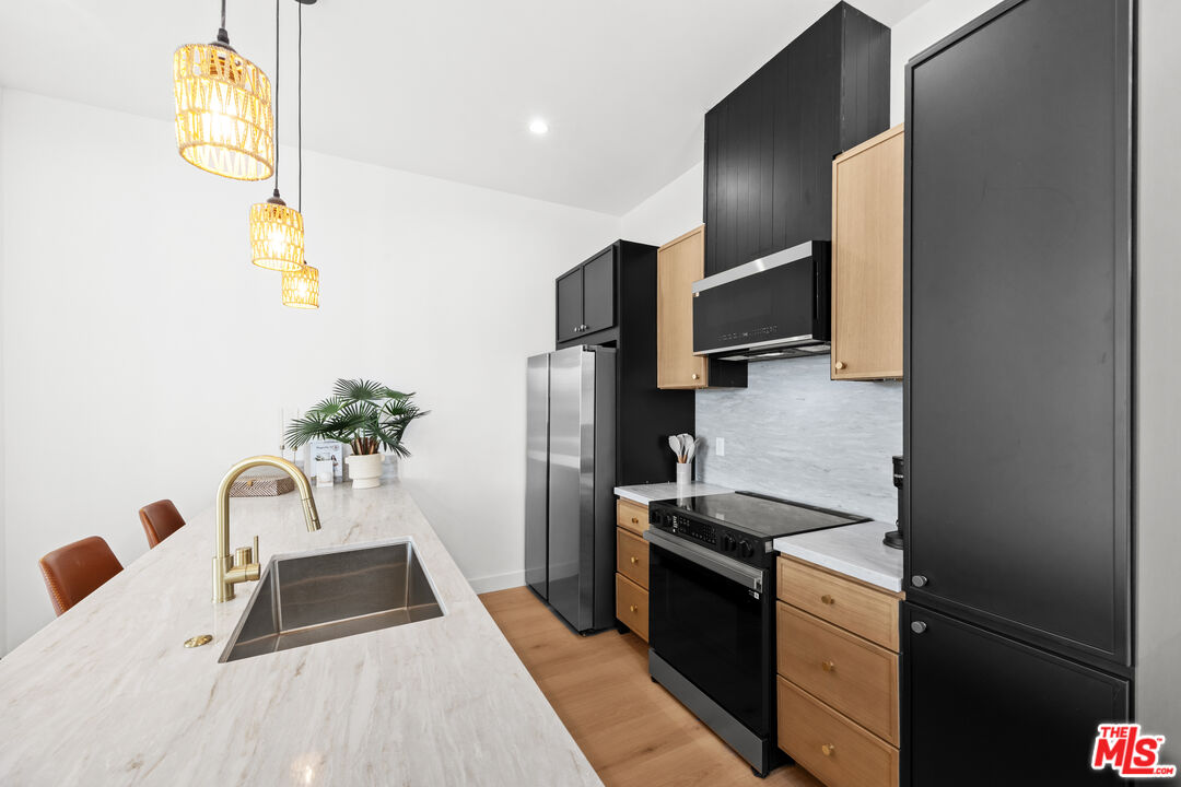 2324 S Dunsmuir Ave Unit: 1/2