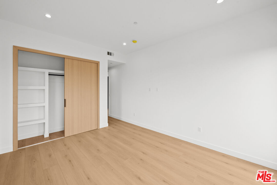 2324 S Dunsmuir Ave Unit: 1/2