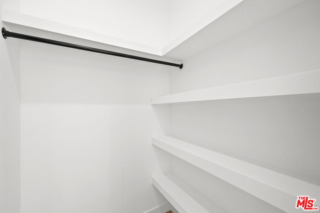 2324 S Dunsmuir Ave Unit: 1/2