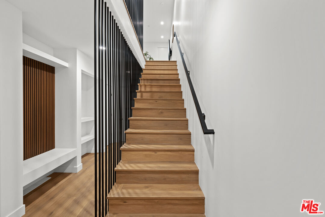 841 N Mccadden Pl Unit: 2