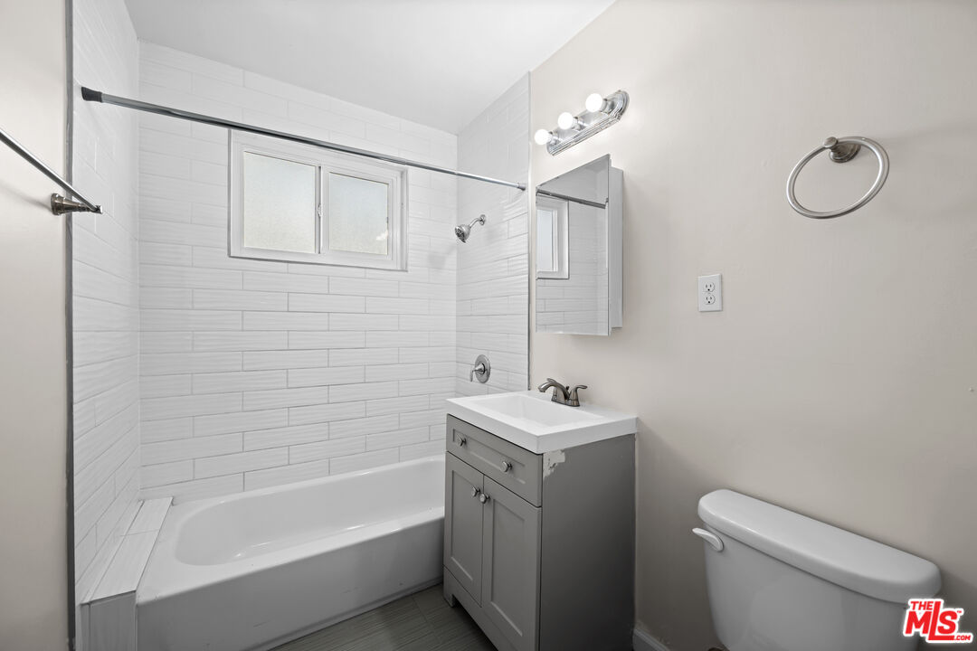 1445 S Sherbourne Dr Unit: 11