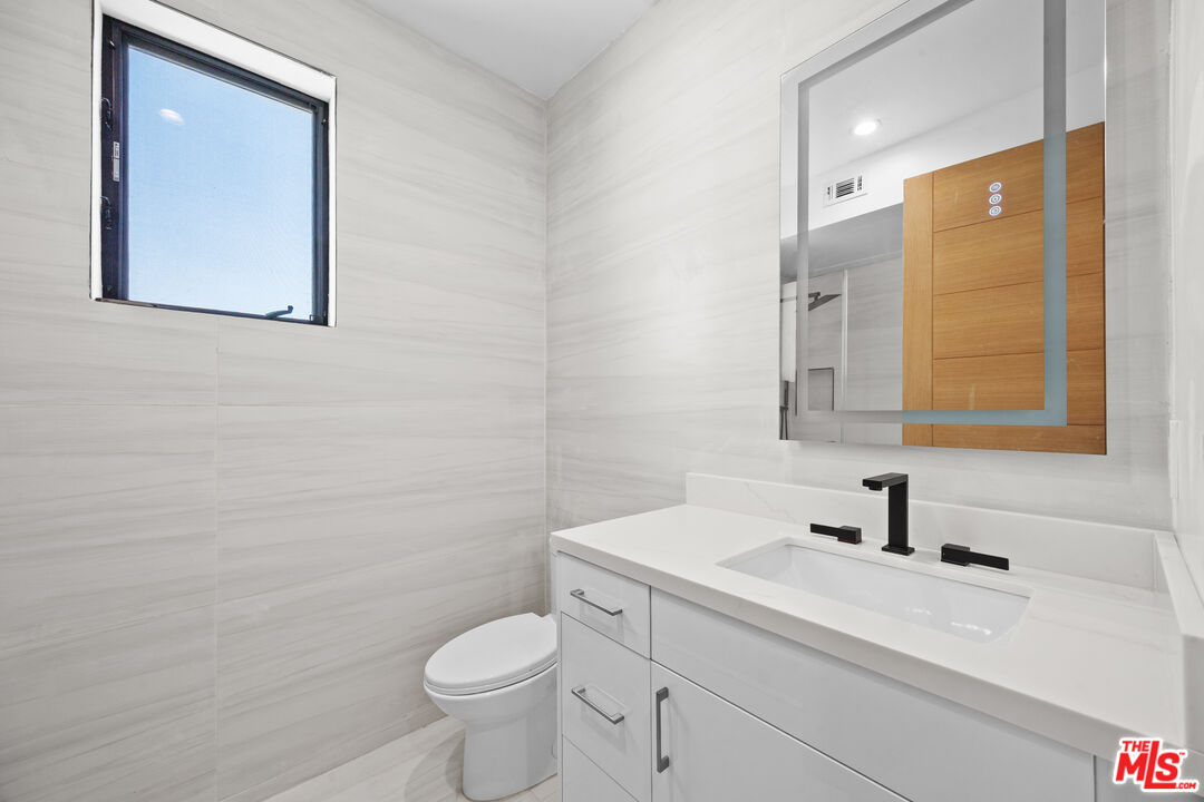 2123 S Cloverdale Ave Unit: 1