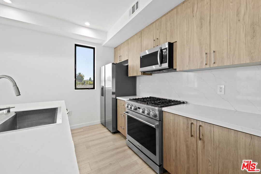 2123 S Cloverdale Ave Unit: 1