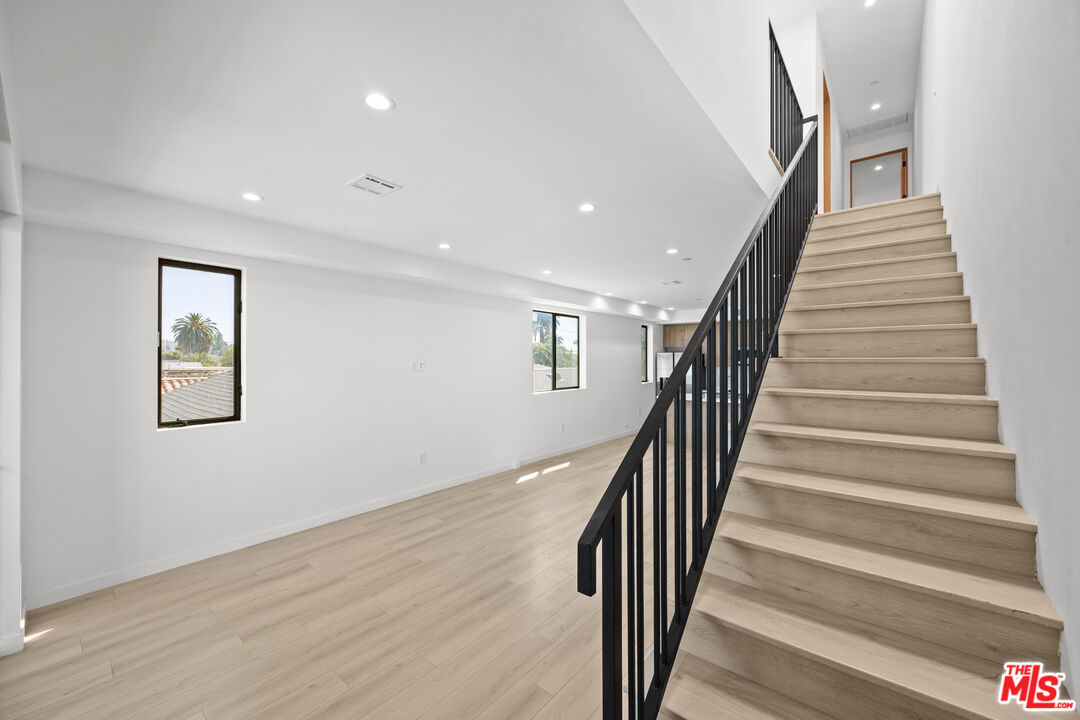 2123 S Cloverdale Ave Unit: 1