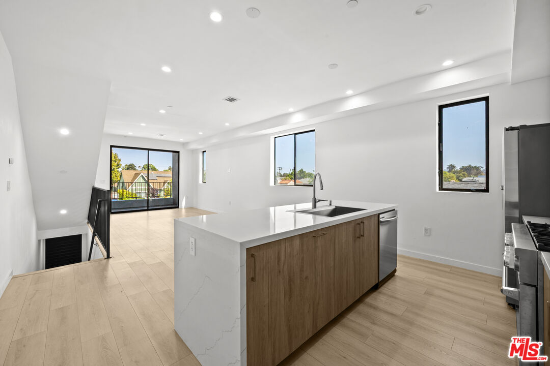 2123 S Cloverdale Ave Unit: 1