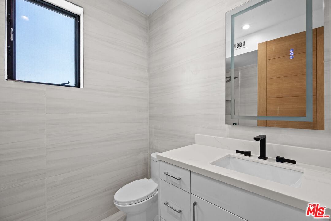 2123 S Cloverdale Ave Unit: 1
