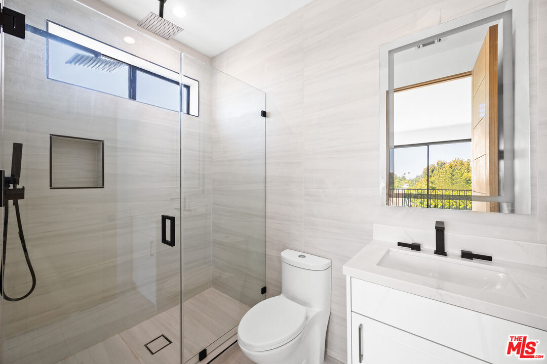 2123 S Cloverdale Ave Unit: 1