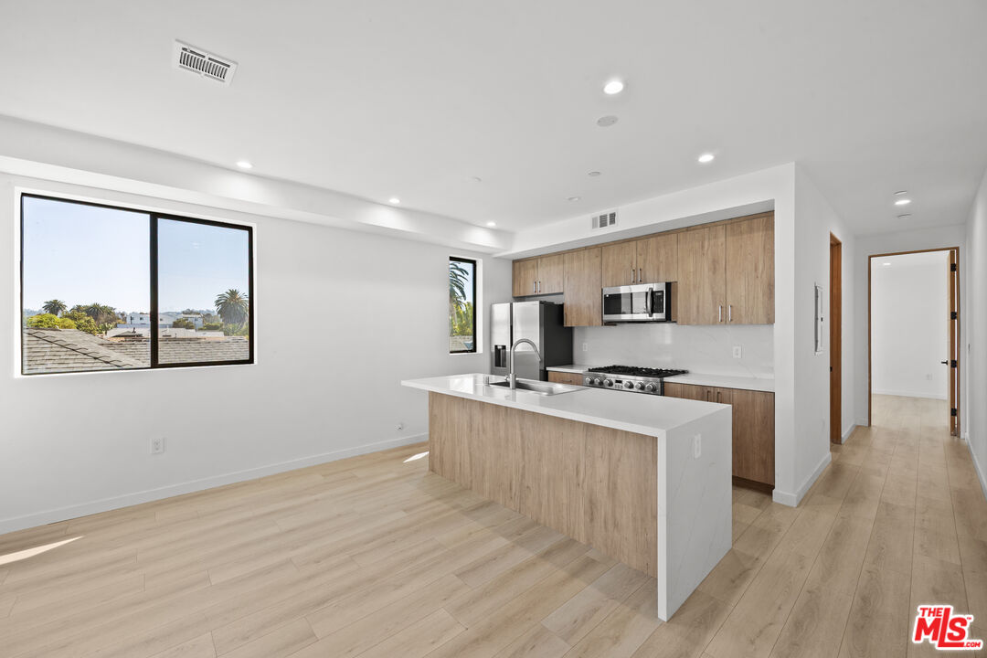 2123 S Cloverdale Ave Unit: 1